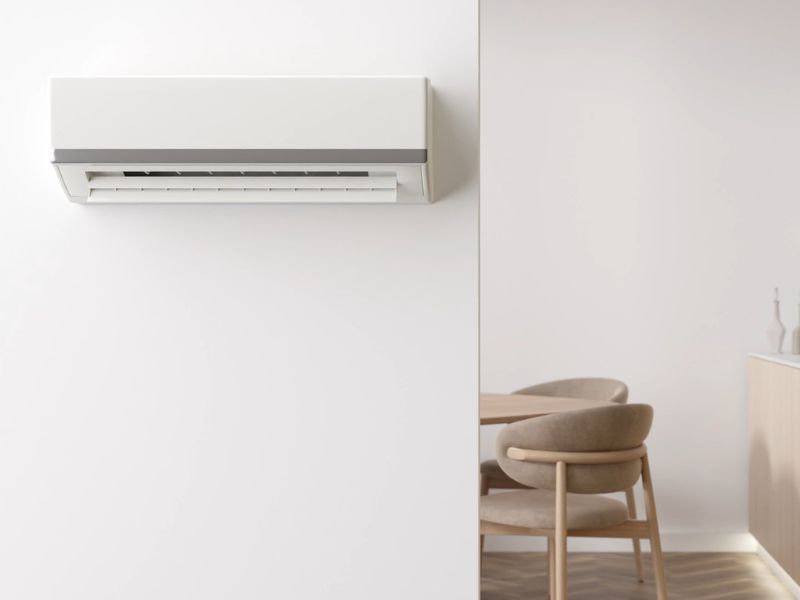 prikaz dnevnog boravka i klime koja je na zidu