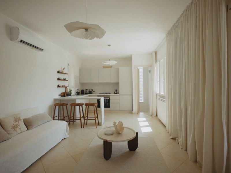 prikaz elegantnog dnevnog boravka sa klima uređajem