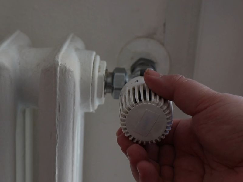 osoba koristi teromastatski ventil na radijatoru
